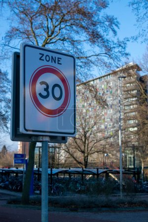 Téléchargez les photos : Panneau de signalisation néerlandais : limite de vitesse de 30 km / h, il est interdit de conduire plus de 30 kilomètres à l'heure - en image libre de droit