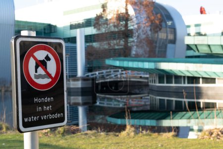 Téléchargez les photos : Panneau néerlandais indiquant que les chiens ne sont pas autorisés dans l'eau - en image libre de droit