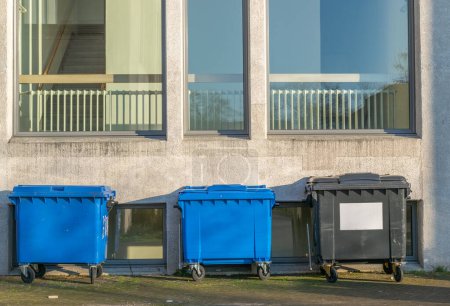 Téléchargez les photos : Une rangée de poubelles à recycler pour séparer les déchets, les déchets résiduels, le papier et le plasitc - en image libre de droit