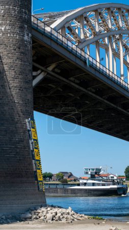 Foto de Nijmegen, Países Bajos, 11 de agosto de 2022: El nivel del agua está por debajo del nivel del indicador de agua debido al calentamiento global, en el puente sobre el río - Imagen libre de derechos