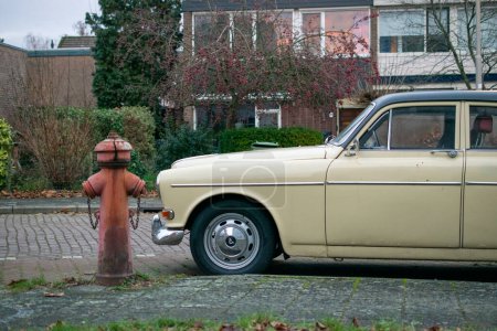 Foto de Nijmegen, Países Bajos, 27 de diciembre de 2022: Un Volvo Amazon P12194 beige de 1965 estacionado en las calles - Imagen libre de derechos