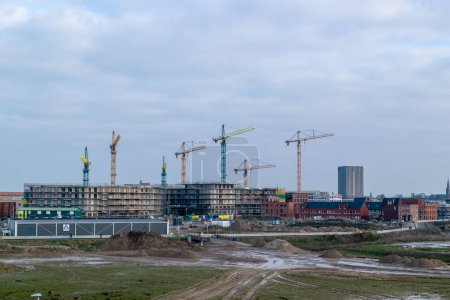 Téléchargez les photos : Nijmegen, Pays-Bas - D21 janvier 2023 : Travaux de construction de bâtiments de grande hauteur avec plusieurs grues, construction d'un centre commercial à Nijmegen Carême - en image libre de droit