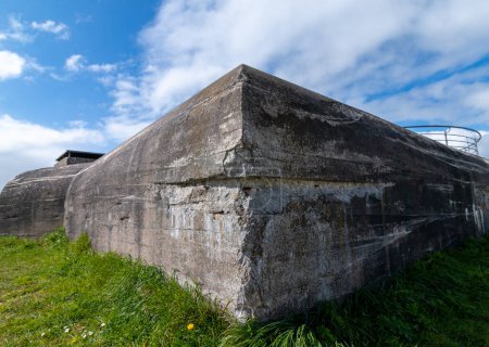 Téléchargez les photos : Le bunker "Wasserman" sur l'île des Wadden à Schiermonnikoog une île des Wadden dans les Neterlands - en image libre de droit