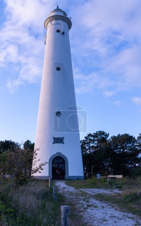 Téléchargez les photos : Le phare blanc de l'île des Wadden 'Schiermonnikoog' en Frise, Pays-Bas - en image libre de droit