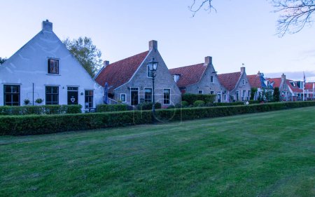 Téléchargez les photos : Une rangée de vieilles maisons traditionnelles néerlandaises sur l'île wadden de Schiermonnikoog aux Pays-Bas, en Europe - en image libre de droit
