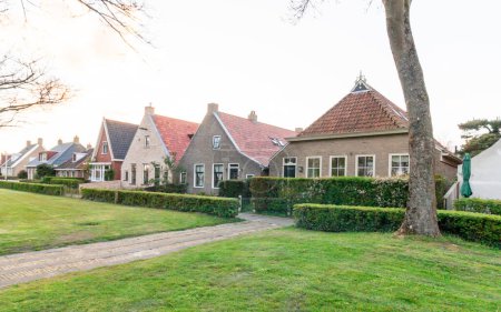 Téléchargez les photos : Une rangée de vieilles maisons traditionnelles néerlandaises sur l'île wadden de Schiermonnikoog aux Pays-Bas, en Europe - en image libre de droit
