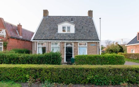 Foto de Una fila de antiguas casas tradicionales holandesas en la isla de Schiermonnikoog en los Países Bajos, Europa - Imagen libre de derechos