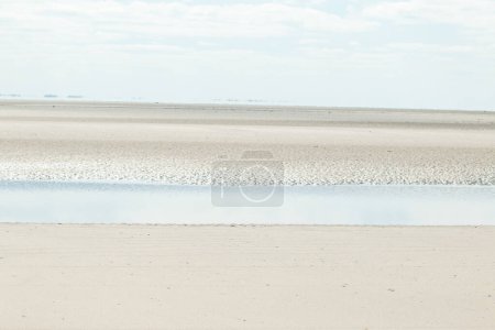 Foto de Una foto de la playa en la isla frisona Schiermonnikoog, recordando el viaje a Europa - Imagen libre de derechos