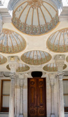 Téléchargez les photos : Turkey Istanbul palace beylerbeyi outdoor gallery ceiling decoration. - en image libre de droit