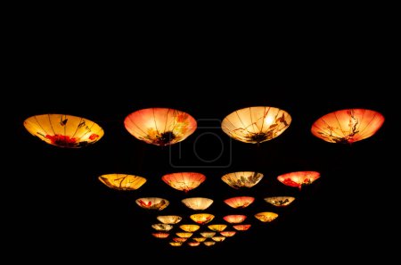Téléchargez les photos : Insolite festival lanterne chinoise culture chinoise forme fantaisiste parapluies disposés en rangées orientation paysage. - en image libre de droit