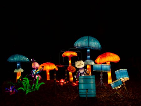Téléchargez les photos : Insolite festival lanterne chinoise culture chinoise forme fantaisiste champignons orientation paysage. - en image libre de droit