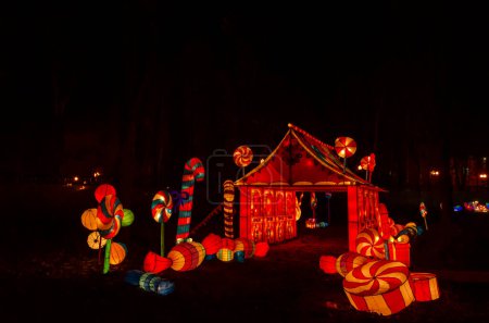 Téléchargez les photos : Festival lanterne chinoise culture chinoise bonbons fantaisistes et pain d'épice maison orientation paysage. - en image libre de droit