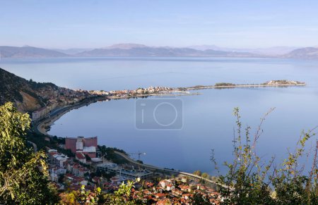 Téléchargez les photos : Lac Egirdir l'endroit le plus paisible pour l'été, Turquie, Isparta vue du sommet de la montagne à la ville d'Egridir sur le lac Egridir. - en image libre de droit