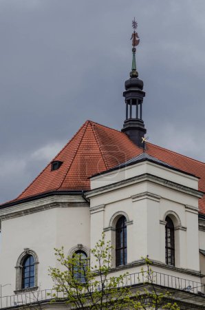 techos rojos de edificios con una decoración de aguja de la ciudad de Lviv.