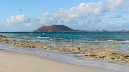 Die Insel Lobos vom Grandes Playas im Parque Natural de las Dunas de Corralejo auf Fuerteventura aus gesehen. Kanarische Inseln, Spanien