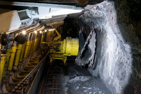 Machine de forage moderne travaillant dans une mine de charbon