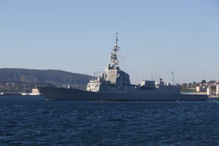 Téléchargez les photos : Warship: NATO frigate "Mendez Nunez" with guided missiles leaving its base in the port of Ferrol, Spain, on May 5, 2022 - en image libre de droit