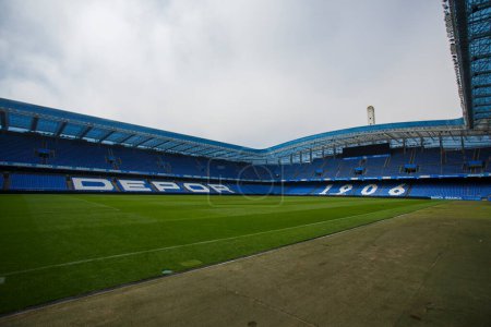 Foto de La vista desde la hierba de las gradas dentro del Estadio Riazor en A Coruna, España - Imagen libre de derechos