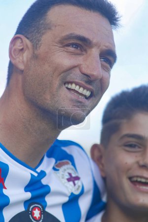 Téléchargez les photos : Gros plan lors de l'hommage à Lionel Scaloni, entraîneur de l'équipe de football argentine championne du monde, par Deportivo de la Coruna au stade Riazor le 1er août 2023 - en image libre de droit