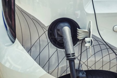 Das Laden von Elektroautos verbindet sich mit dem Laden von Elektroautos. Stromkabel-Pumpe steckt Ladeleistung in Elektroauto mit moderner Technik.