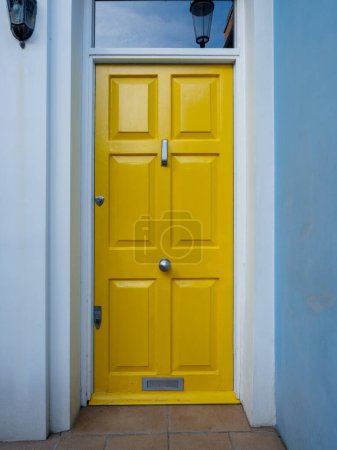 Foto de Puerta de la casa inglesa tradicional de colores brillantes en Londres. Foto de alta calidad - Imagen libre de derechos