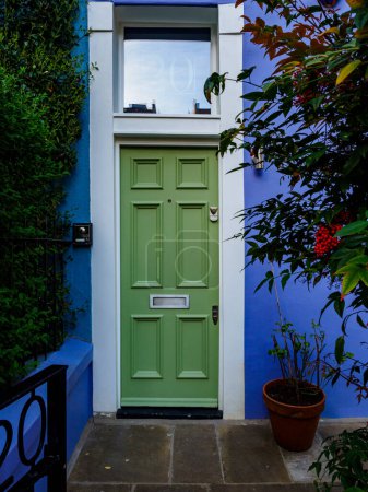 Foto de Puerta de la casa inglesa tradicional de colores brillantes en Londres. Foto de alta calidad - Imagen libre de derechos