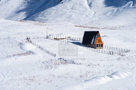 Téléchargez les photos : Petit village en hiver avec montagne du Caucase. Ushguli célèbre monument à Svaneti Géorgie est l'un des plus hauts établissements en Europe. - en image libre de droit