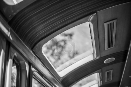 Panoramafenster im Zug Schwarz-Weiß-Fotografie des Interieurs eines alten Zuges mit Fenstern auf dem Dach
