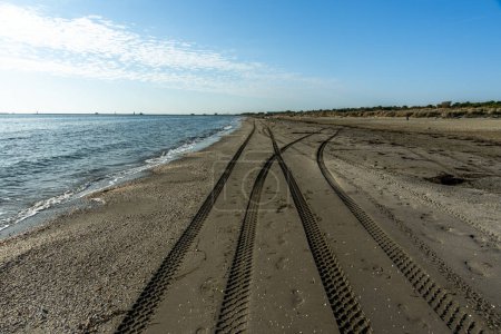 Autospuren am Ufer der verlassenen Strände des Lido von Venedig im Herbst
