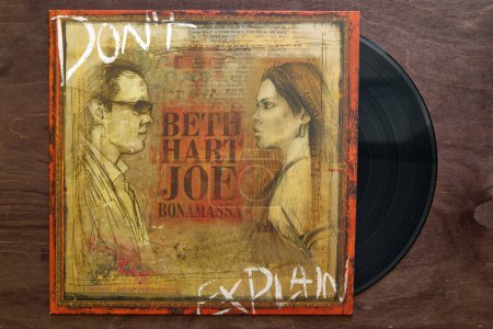 Foto de Lublin, Poland. 18 January 2023. Beth Hat and Joe Bonamassa Record "Don't Explain" vinyl album cover on dark wooden table - Imagen libre de derechos