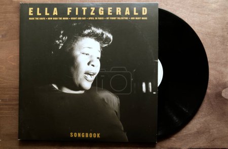 Foto de Lublin, Poland. 18 January 2023. Ella Fitzgerald Songbook vinyl record cover on dark wooden table - Imagen libre de derechos
