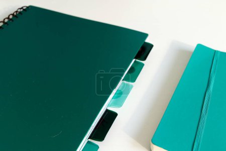 Foto de Cuadernos verdes con etiquetas aisladas sobre fondo blanco con copyspace - Imagen libre de derechos