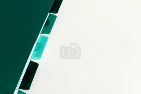 Foto de Cuaderno verde con etiquetas aisladas sobre fondo blanco con copyspace - Imagen libre de derechos