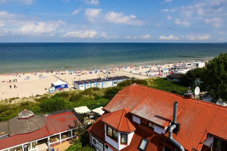 Téléchargez les photos : Ustka, Pologne 28 août 2023 vue panoramique depuis le phare sur une plage de sable fin - en image libre de droit