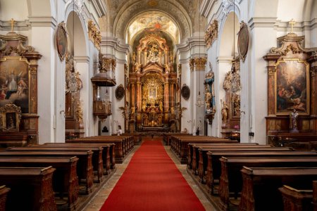 Téléchargez les photos : Vienne, Autriche 29 septembre 2023, intérieur baroque de l'église de Mariahilf située dans le 6ème arrondissement. - en image libre de droit