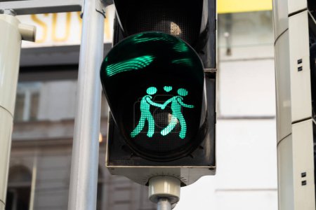 feu vert sur la traversée piétonne à Vienne, Autriche représentant couple gay