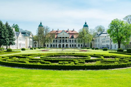 Téléchargez les photos : Kozlowka, Pologne 29 avril 2023 Vue sur le palais et le jardin de Zamoyski au début du printemps - en image libre de droit