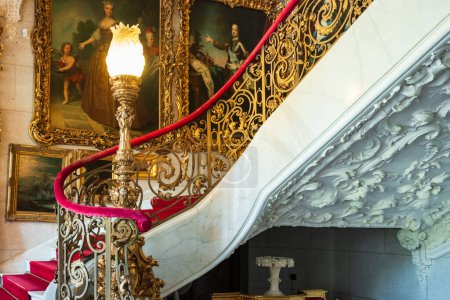 Téléchargez les photos : Kozlowka, Pologne 29 avril 2023 Escalier du Palais, richement décoré de stuc et bordé de marbre avec une balustrade néo-rococo - en image libre de droit