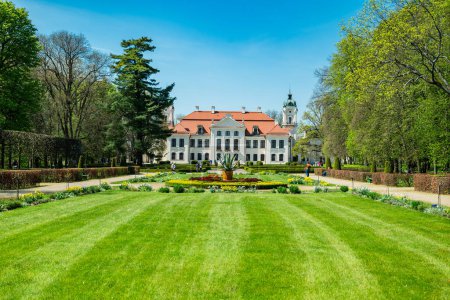 Téléchargez les photos : Kozlowka, Pologne 29 avril 2023 Vue sur le palais et le jardin de Zamoyski au début du printemps - en image libre de droit