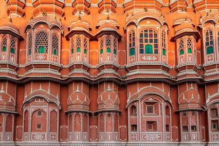 Jaipur, Indien 16. Februar 2024. Hawa Mahal ist ein Palast aus rotem und rosa Sandstein mit Außenseite von Waben und kompliziertem Gitterwerk inspiriert gebaut