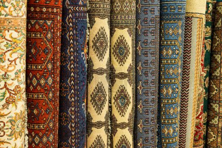 Auswahl traditioneller handgewebter indischer Teppiche und Teppiche (auch Mighal-Teppiche genannt))