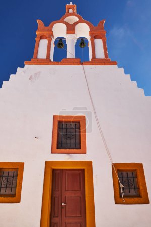 Téléchargez les photos : Eglise Saint George Orance et Blanche - Clocher - Village d'Emporio, île de Santorin, Grèce - en image libre de droit