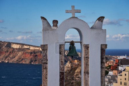 Téléchargez les photos : Église blanche avec clocher dans le village d'Oia, vue sur la caldeira - île de Santorin, Grèce - en image libre de droit