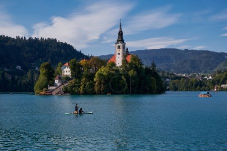 Téléchargez les photos : Un jeune couple en planche à pagaie à Lake Bled, Slovénie - en image libre de droit