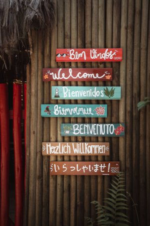 Téléchargez les photos : Wooden signs written "welcome" in several languages create a warm and inviting atmosphere. - en image libre de droit