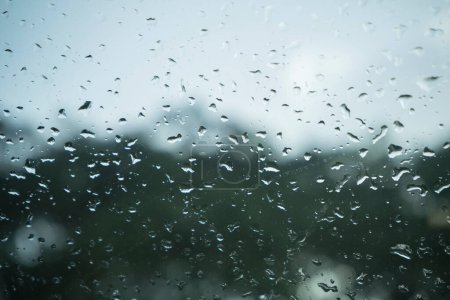 Téléchargez les photos : Gouttes de pluie sur les parois de verre des voitures, gouttes de pluie sur les fenêtres transparentes ou gouttelettes de pluie sur le verre de gouttes de pluie ou vapeurs de fenêtres - en image libre de droit