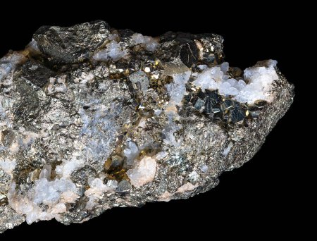 Téléchargez les photos : Pyrite de fer avec veines de cristal de quartz, sur noir. Gros plan de sulfure de fer, FeS2, un minéral, également connu sous le nom d'or insensé. Cristaux en forme de pyritoèdre, avec lustre métallique, et teinte jaune laiton pâle. - en image libre de droit
