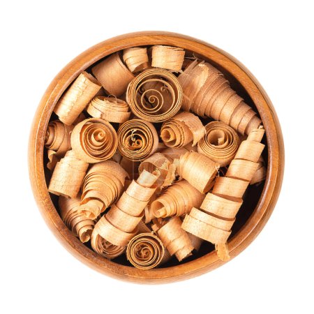 Spiralförmige Holzspäne aus Zirbenholz, in einer Holzschale. Pinus cembra, Weißkiefer, mit unverwechselbarem Geruch, der vom ätherischen Öl Pinosylvin herrührt und Motten und Insekten fernhält.