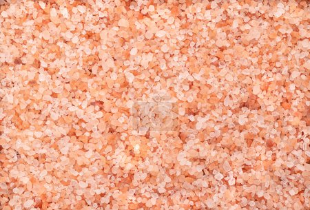 Foto de Sal del Himalaya, cristales gruesos, desde arriba. Sal de roca, halita, con un tinte rosado, debido a minerales traza, extraídos de la región del Punjab, utilizados principalmente como aditivo alimentario o para reemplazar la sal de mesa. - Imagen libre de derechos