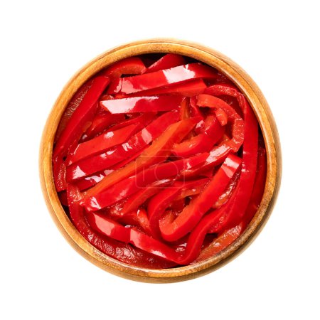 Paprika-Salat, eingelegte rote Paprika-Streifen, in einer Holzschüssel. Paprikapalat, in Scheiben geschnitten, mit Paprika, pasteurisiert und in Essiglake konserviert, mit Gewürzen. Als Grillbeilage verwendet.